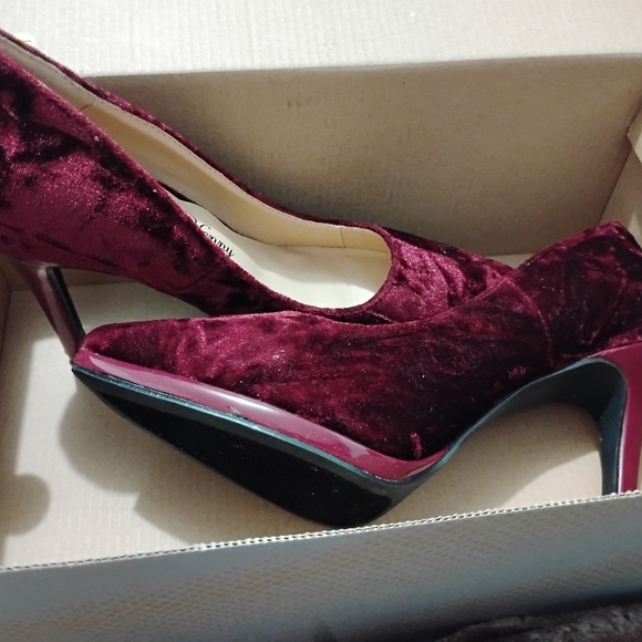 Elegant Burgundy Velvet Women's Heels - Picture 2 of 6